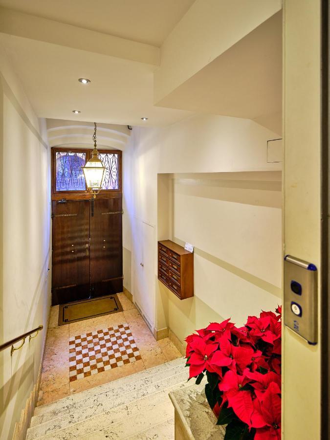 Apartmentsarena - Residenza Degli Scaligeri - Piazza Erbe Vérone Extérieur photo
